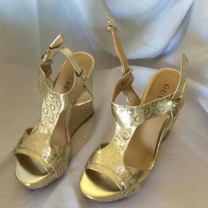 Guess wedges in gold shoes
